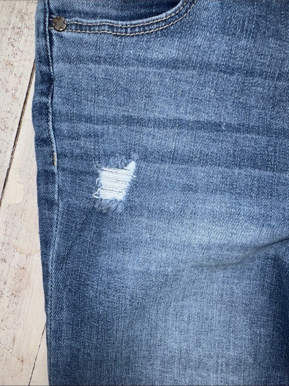 Liverpool Jeans Company Women's Skinny Jeans Capris in Faded Blue